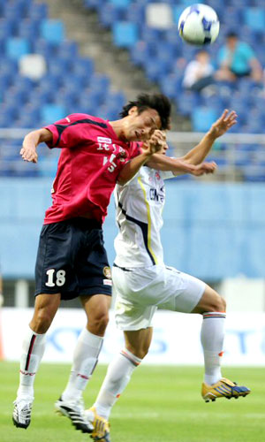 27일 대전월드컵경기장에서 벌어진 피스컵 코리아 2009 성남과 대전 경기에서 성남 이호와 대전 박성호가 공중볼을 다투고 있다. 