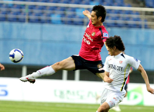 27일 대전월드컵경기장에서 벌어진 피스컵 코리아 2009 성남과 대전 경기에서 성남 조동건과 대전 황지윤이 공을 다투고 있다. 