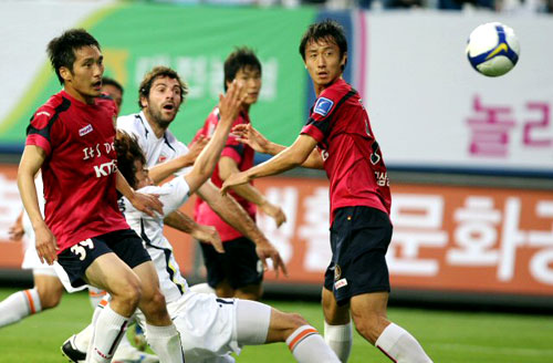 27일 대전월드컵경기장에서 벌어진 피스컵 코리아 2009 대전과 성남 경기에서 선수들이 문전에서 치열한 공다툼을 벌이고 있다. 