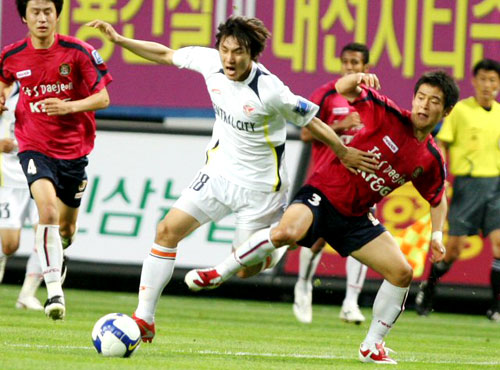 27일 대전월드컵경기장에서 벌어진 피스컵 코리아 2009 대전과 성남 경기에서 대전 김민섭과 성남 조동건이 공을 다투고 있다. 