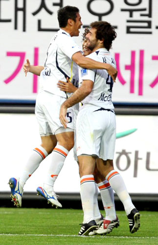 27일 대전월드컵경기장에서 벌어진 피스컵 코리아 2009 성남과 대전 경기에서 첫골을 성공시킨 성남 김진용이 동료들의 축하를 받고 있다. 