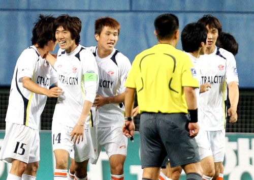 27일 대전월드컵경기장에서 벌어진 피스컵 코리아 2009 대전과 성남 경기에서 성남 선수들이 팀의 두번째 골을 성공시킨 성남 한동원(왼쪽)을 축하하고 있다. 