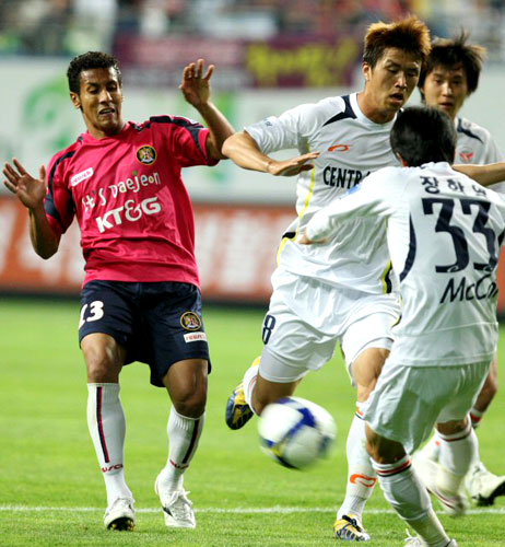 27일 대전월드컵경기장에서 벌어진 피스컵 코리아 2009 대전과 성남 경기에서 대전 바벨이 드리블한 공을 성남 수비수 장학영이 걷어내고 있다. 가운데는 이호. 