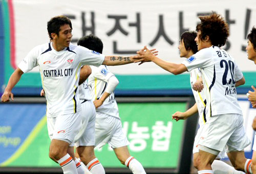 27일 대전월드컵경기장에서 벌어진 피스컵 코리아 2009 성남과 대전 경기에서 첫골을 성공시킨 성남 김진용(오른쪽)이 동료들의 축하를 받고 있다. 