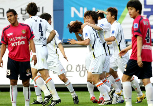 27일 대전월드컵경기장에서 벌어진 피스컵 코리아 2009 성남과 대전 경기에서 첫골을 성공시킨 성남 김진용(가운데)이 동료들의 축하를 받고 있다. 
