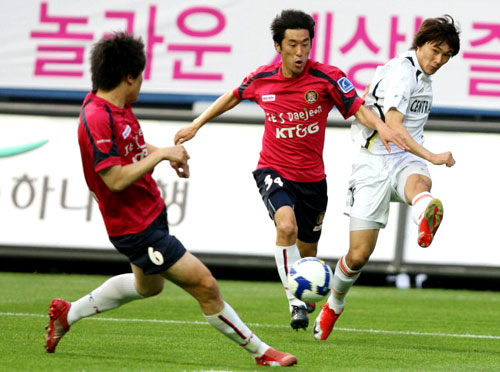 27일 대전월드컵경기장에서 벌어진 피스컵 코리아 2009 성남과 대전 경기에서 성남 조동건(오른쪽)이 첫골을 성공시킨 김진용에게 어시스트를 하고 있다. 