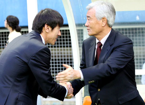 27일 대전월드컵경기장에서 벌어진 피스컵 코리아 2009 성남과 대전 경기에 앞서 대전 김호(오른쪽) 감독과 성남 신태용 감독이 선전을 다짐하는 악수를 하고 있다. 