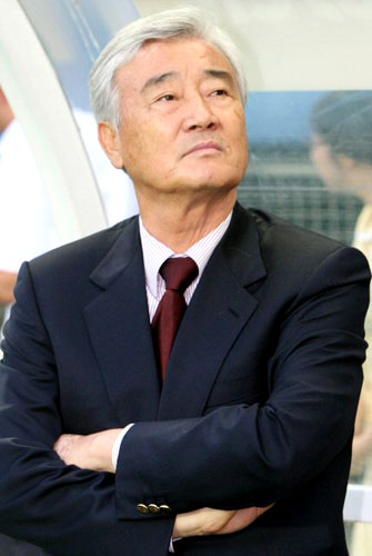 27일 대전월드컵경기장에서 벌어진 피스컵 코리아 2009 성남과 대전 경기에 앞서 대전 김호 감독이 전광판을 바라보고 있다. 
