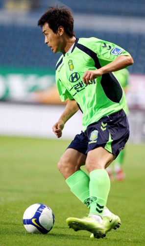 27일 제주월드컵경기장에서 열린 프로축구 제주 유나이티드와 전북 현대의 경기에서 전북 이동국이 공을 몰아가고 있다. 