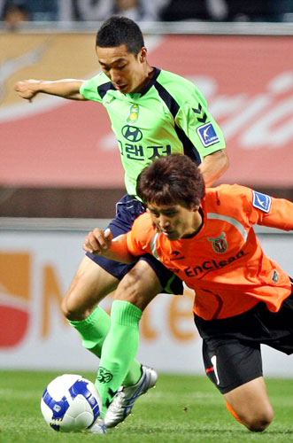 27일 제주월드컵경기장에서 열린 프로축구 제주 유나이티드와 전북 현대의 경기에서 전북 최태욱이 공을 몰아가고 있다. 