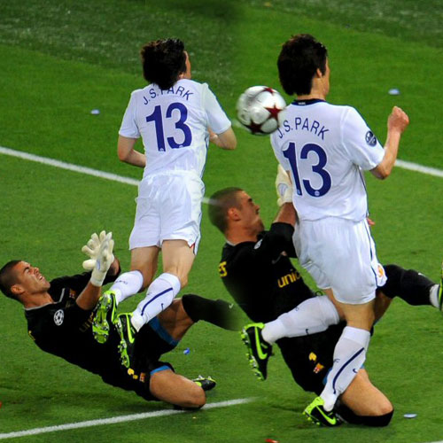 28일(한국 시간) 새벽 이탈리아 로마의 올림피코 스타디움에서 열린 FC바르셀로나(스페인)대 맨체스터 유나이티드와의 2008-09 유럽축구연맹(UEFA) 챔피언스리그 결승에서 골키퍼 빅토르 발데스(바르셀로나, 아래)가 박지성(맨유, 위)의 공격을 태클로 막아내고 있다. 