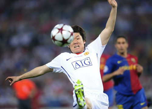28일 새벽(한국시간) 이탈리아 로마의 스타디오 올림피코에서 열린 2009 유럽축구연맹 챔피언스리그 결승전 맨체스터 유나이티드와 FC 바르셀로나와의 경기에서 박지성이 볼을 받아내고 있다. 