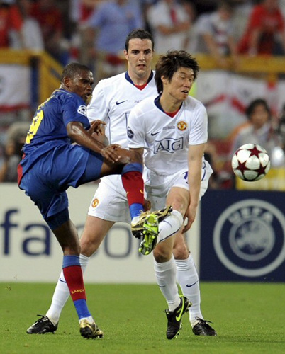 28일(한국 시간) 새벽 이탈리아 로마의 올림피코 스타디움에서 열린 FC바르셀로나(스페인)대 맨체스터 유나이티드와의 2008-09 유럽축구연맹(UEFA) 챔피언스리그 결승에서 박지성(맨유, 오른쪽)과 에투(바르셀로나, 왼쪽)가 공 다툼을 벌이고 있다. 
