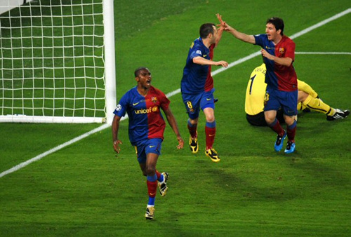 28일(한국 시간) 새벽 이탈리아 로마의 올림피코 스타디움에서 열린 FC바르셀로나(스페인)대 맨체스터 유나이티드와의 2008-09 유럽축구연맹(UEFA) 챔피언스리그 결승에서 에투(바르셀로나, 왼쪽)가 첫 골을 넣고 환호하고 있다. 