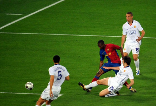 28일(한국 시간) 새벽 이탈리아 로마의 올림피코 스타디움에서 열린 FC바르셀로나(스페인)대 맨체스터 유나이티드와의 2008-09 유럽축구연맹(UEFA) 챔피언스리그 결승에서 사무엘 에투(바르셀로나)가 마이클 캐릭(맨유, 가운데)의 수비보다 한 발 빠르게 슛팅을 날려 첫 골을 성공시키고 있다. 