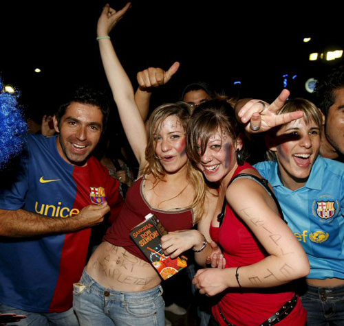 28일 새벽(한국시간) 이탈리아 로마의 스타디오 올림피코에서 열린 2009 유럽축구연맹 챔피언스리그 결승전 맨체스터 유나이티드와 FC 바르셀로나와의 경기에서 우승을 차지한 바르셀로나의 팬들이 바르셀로나의 람블라 거리에 모여 기쁨을 만끽하고 있다. 