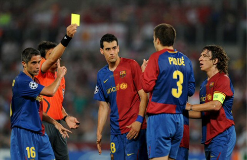 28일(한국 시간) 새벽 이탈리아 로마의 올림피코 스타디움에서 열린 FC바르셀로나(스페인)대 맨체스터 유나이티드와의 2008-09 유럽축구연맹(UEFA) 챔피언스리그 결승에서 제라드 피케(바르셀로나, 3번)가 경고를 받고 있다. 