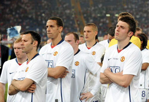 28일 새벽(한국시간) 이탈리아 로마의 스타디오 올림피코에서 열린 2009 유럽축구연맹 챔피언스리그 결승전 맨체스터 유나이티드와 FC 바르셀로나와의 경기에서 0-2로 패해 준우승에 그친 맨유 선수들이 아쉬운 표정으로 그라운드에 서 있다. 