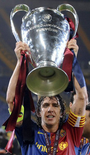 28일 새벽(한국시간) 이탈리아 로마의 스타디오 올림피코에서 열린 2009 유럽축구연맹 챔피언스리그 결승전 맨체스터 유나이티드와 FC 바르셀로나와의 경기에서 2대0 승리를 거두며 우승을 차지한 바르셀로나 주장 푸욜이 우승컵을 번쩍 들어올리고 있다. 