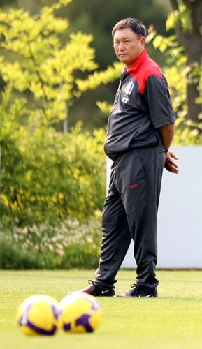 다음 달 7일 아랍에미레이트연합(UAE)과의 원정경기를 앞두고 28일 오후 파주NFC에서 열린 대표팀 훈련에서 허정무 감독이 몸을 풀고 있는 선수들을 보고 있다. 