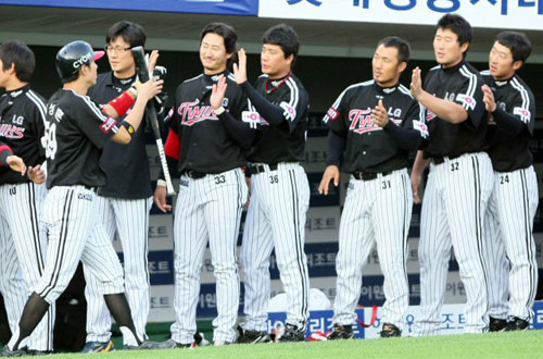 28일 부산 사직야구장에서 열린 2009 프로야구 롯데 자이언츠-LG 트윈스 경기, LG 정성훈이 1회초 1점 홈런을 친 후 팀 동료들과 함께 기뻐하고 있다. 