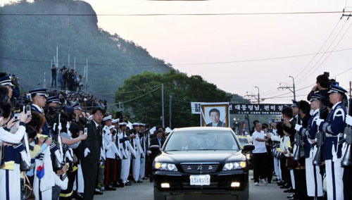  故 노무현 전 대통령의 운구차가 29일 오전 경남 김해 봉하마을을 떠나고 있다. 