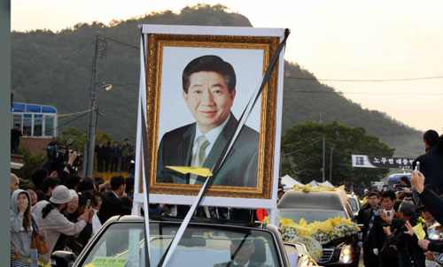 故 노무현 전 대통령의 운구차가 29일 오전 경남 김해 봉하마을을 떠나고 있다. 