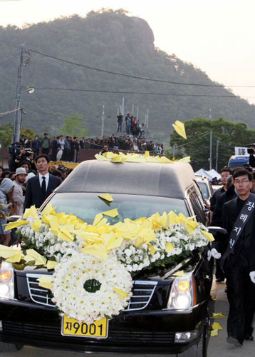  故 노무현 전 대통령의 운구차가 29일 오전 고향인 경남 김해 봉하마을을 떠나고 있다. 