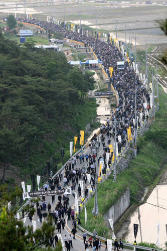 노무현 전 대통령의 발인식이 열린 29일 조문객들이 장례행렬을 따라 경남 김해시 진영읍 봉하마을을 떠나고 있다. 