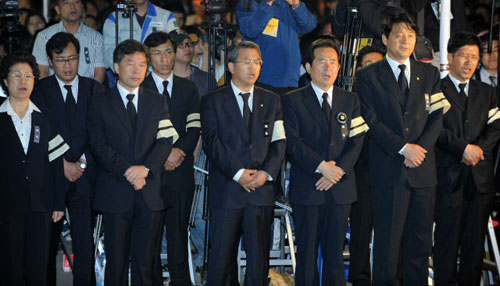  정세균(오른쪽 세번째) 대표를 비롯한 민주당 인사들이 경남 김해시 진영읍 봉하마을 故 노무현 전 대통령의 분향소에서 발인일인 29일 0시를 기해 노 전 대통령이 생전에 좋아했던 노래 '상록수'를 합창하고 있다. 