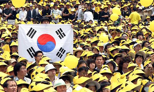 29일 오후 서울광장에서 열린 故노무현 전 대통령의 노제에서 한 시민이 태극기를 들고 참석하고 있다. 