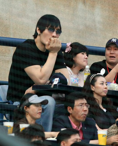 29일 서울 잠실야구장에서 열린 2009 프로야구 LG 트윈스-KIA 타이거즈 경기, 격투기 선수로 활동하고 있는 최홍만이 관전하고 있다. 