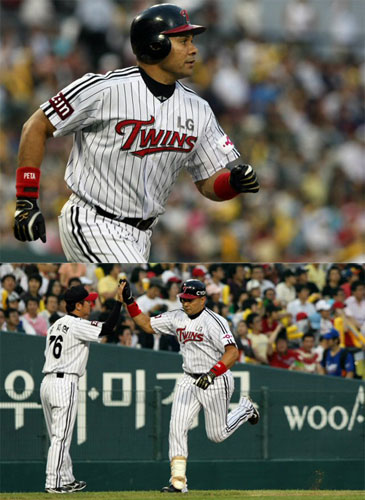 29일 서울 잠실야구장에서 열린 2009 프로야구 LG 트윈스-KIA 타이거즈 경기, LG 페타지니가 4회말 1점 홈런을 친 후 유지현 3루 코치와 하이파이브를 하고 있다. 