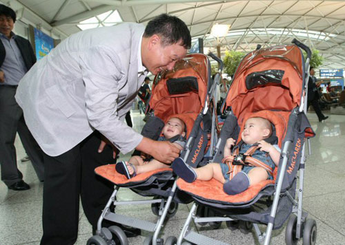 허정무 감독이 30일 오전 인천국제공항에서 두바이로 출국하기 앞서 쌍둥이 외손자들과 인사를 나누고 있다. 