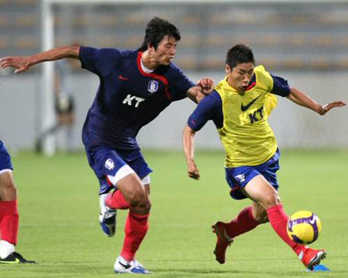  2010남아공월드컵 아시아지역 최종예선 6차전을 앞두고 31일 오후(현지시간) 두바이 알 와슬 주경기장에서 열린 훈련에서 이근호와 김근한이 볼다툼을 벌이고 있다. 