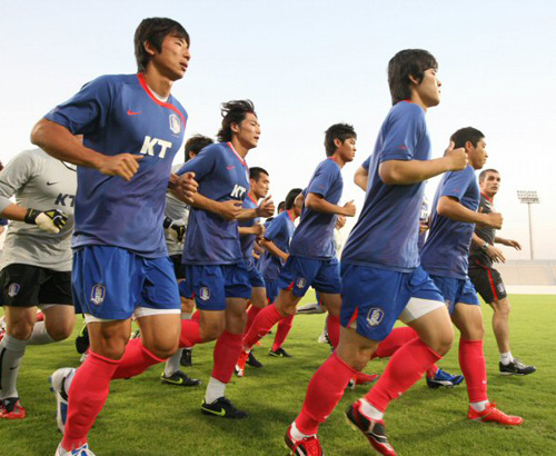   2010남아공월드컵 아시아지역 최종예선 6차전을 앞둔 축구대표팀 선수들이 31일 오후(현지시간) 두바이 알 와슬 주경기장에서 몸을 풀고 있다. 