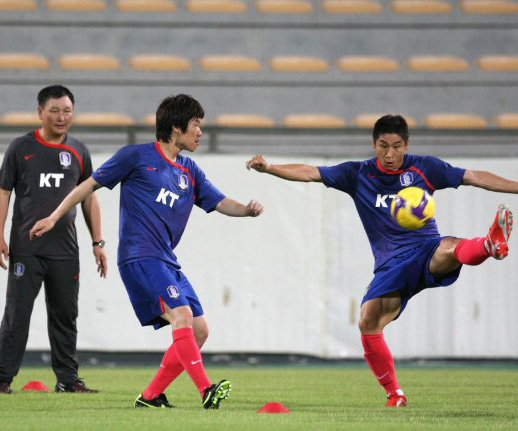  2010남아공월드컵 아시아지역 최종예선 6차전을 앞두고 31일 오후(현지시간) 두바이 알 와슬 주경기장에서 열린 훈련에서 박지성이 찬 공을 이근호가 막고 있다. 