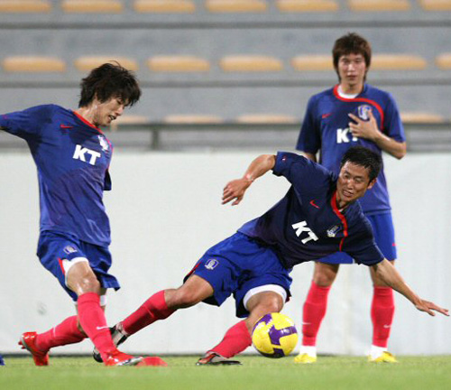 2010남아공월드컵 아시아지역 최종예선 6차전을 앞두고 31일 오후(현지시간) 두바이 알 와슬 주경기장에서 열린 훈련에서 이영표와 김정우가 볼다툼을 벌이고 있다. 
