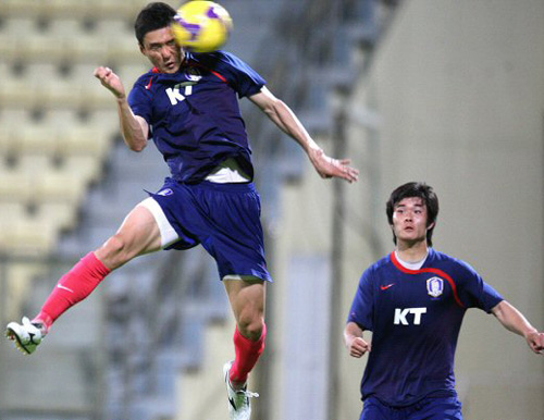   2010남아공월드컵 아시아지역 최종예선 6차전을 앞두고 31일 오후(현지시간) 두바이 알 와슬 주경기장에서 열린 훈련에서 이정수가 헤딩슛을 하고 있다. 