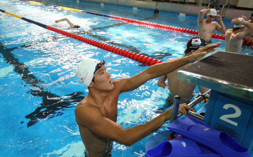 미국 전지훈련을 마치고 들어온 박태환선수가 1일 오후 서울 태릉선수촌 수영장에서 훈련을 받고 있다. 