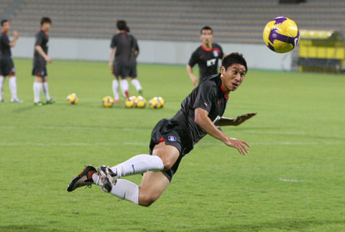 1일(현지시간) 아랍에미리트연합(UAE) 두바이 알 와슬 주경기장에서 열린 축구 대표팀 훈련 중 이근호가 헤딩슛을 하고 있다. 
