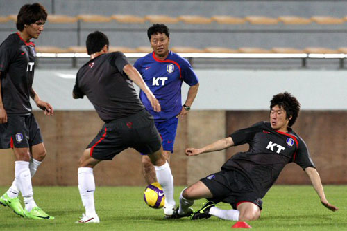 1일(현지시간) 아랍에미리트연합(UAE) 두바이 알 와슬 주경기장에서 열린 축구 대표팀 훈련 중 박지성이 태클을 시도하고 있다. 
