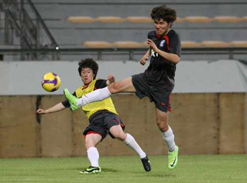 1일(현지시간) 아랍에미리트연합(UAE) 두바이 알 와슬 주경기장에서 열린 축구 대표팀 훈련 중 박지성(왼쪽)이 김동진을 앞에 두고 크로스를 시도하고 있다. 