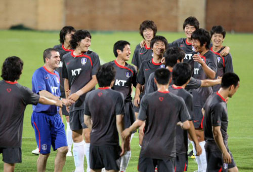 1일(현지시간) 아랍에미리트연합(UAE) 두바이 알 와슬 주경기장에서 열린 축구 대표팀 훈련 중 선수들이 즐거운 표정으로 몸을 풀고 있다. 