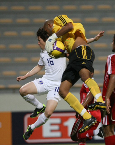 2010 남아공월드컵 아시아지역 최종예선 6차전을 앞두고 2일 오후(현지시간) 두바이 알 와슬 주경기장에서 열린 오만과의 평가전에서 박지성이 헤딩슛을 시도하고 있다. 