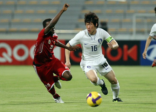 2010 남아공월드컵 아시아지역 최종예선 6차전을 앞두고 2일 오후(현지시간) 두바이 알 와슬 주경기장에서 열린 오만과의 평가전에서 박지성이 볼다툼을 벌이고 있다. 