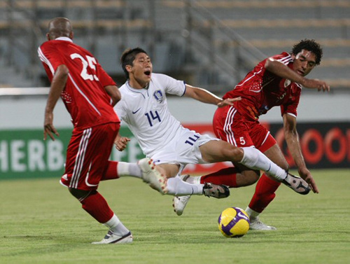 2010 남아공월드컵 아시아지역 최종예선 6차전을 앞두고 2일 오후(현지시간) 두바이 알 와슬 주경기장에서 열린 오만과의 평가전에서 이근호가 수비수와 볼다툼을 벌이다 넘어지고 있다. 