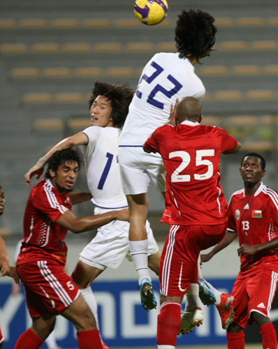 2010 남아공월드컵 아시아지역 최종예선 6차전을 앞두고 2일 오후(현지시간) 두바이 알 와슬 주경기장에서 열린 오만과의 평가전에서 박주영이 헤딩슛을 하고 있다. 