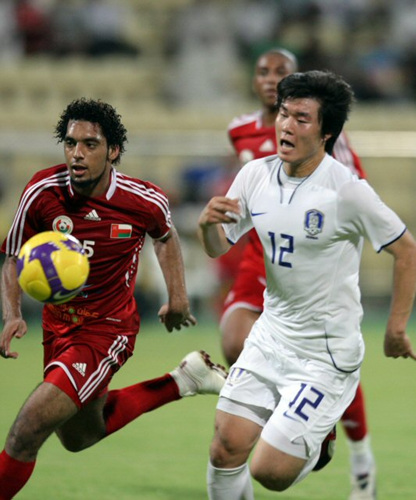 2일(현지시간) 두바이 알-와슬 경기장에서 열린 축구 국가대표팀 한국 대 오만 경기에서 유병수가 드리블하며 문전으로 쇄도하고 있다. 