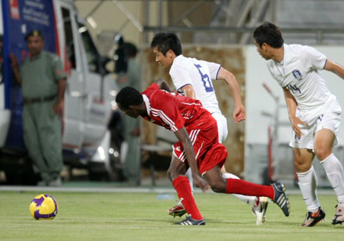 2일(현지시간) 두바이 알-와슬 경기장에서 열린 축국가대표 한국 대 오만 경기에서 이영표가 오만 수비수를 제치고 드리블하고 있다. 